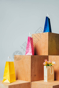 白色夏季销售概念上孤立的有色购物袋和木背景图片