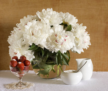 白桌上的牡丹花束草莓图片