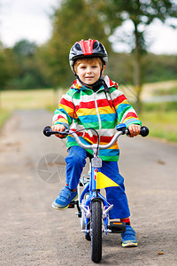 在夏天或autmn天骑自行车的小可爱男孩健康快乐的孩子骑自行车玩得开心儿童的积极休闲男孩头上的头盔穿着五图片