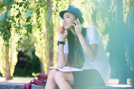 年轻亚洲女在公园户外图片