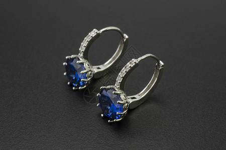 银色耳环有钻石和蓝宝石图片