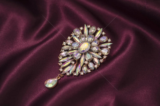 丝织品彩色水晶胸针图片