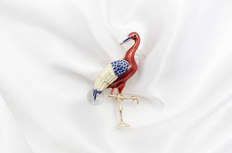 丝绸上饰鸟鹭珐琅胸针背景图片