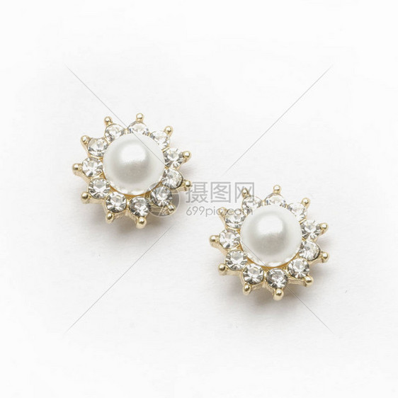 白色背景上镶有珍珠和钻石的耳环图片