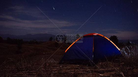 户外野营草高地山中夜星图片