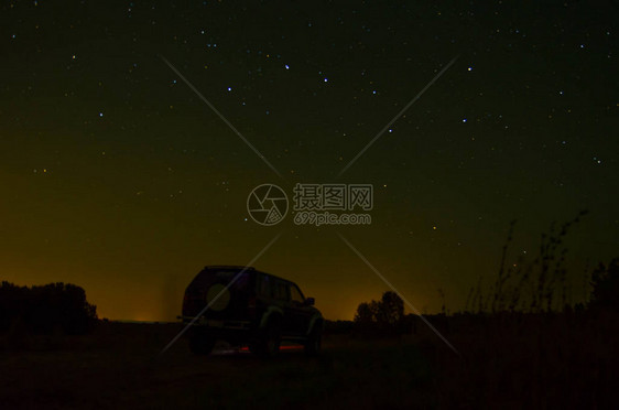 美丽的星空夜在田地和图片