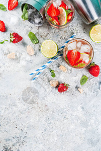 夏季清新饮料草莓莫吉托鸡尾酒光混凝土背图片