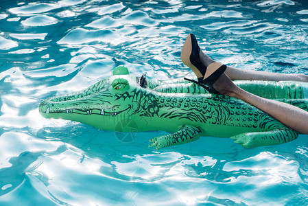 时尚鞋和皮革制品游泳池里的充气鳄鱼图片