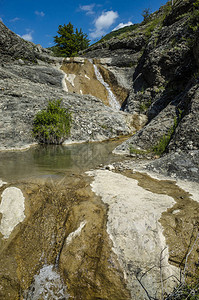 岩石间山河图片