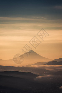 春天有晨雾的富士山图片