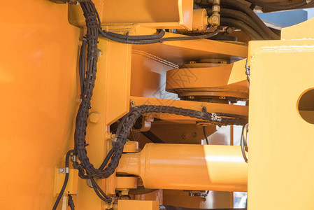 煤炭和采矿展览会上一辆用于运输矿石的大型黄色汽车的一些零件图片