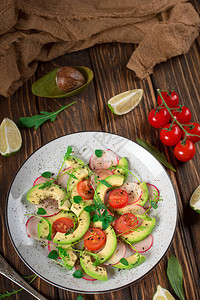 蔬菜沙拉配鳄梨芝麻菜萝卜酸橙和橄榄油饮食健康食品木质朴的图片
