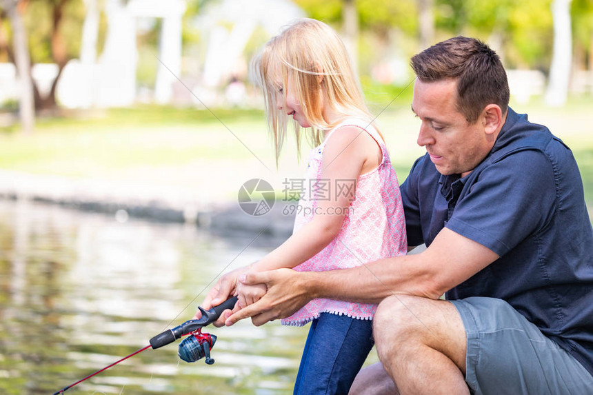 年轻的高加索父亲和女儿在湖图片