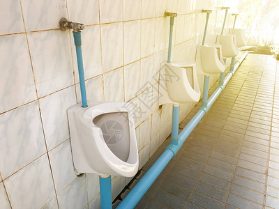 男厕所排尿在现代卫生间洗手间图片