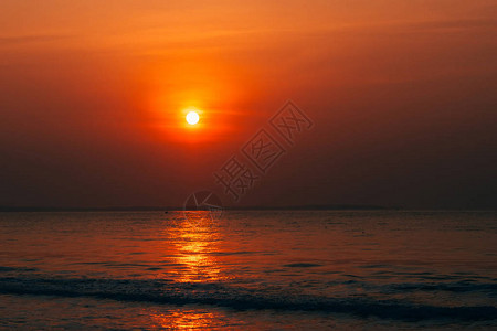 夏天有海浪的红色日出图片