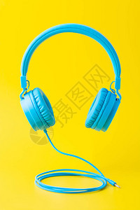 蓝色耳机在充满活力的黄色背景中最起图片