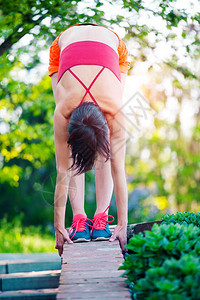 一个女人在城市公园做伸展工作早间自然训练瑜伽练习身体健康女孩图片