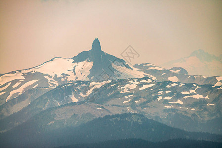 加拿大惠斯勒的黑梳峰图片