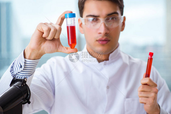 男医生在实验室检查血样图片