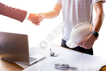 孤立的实业家和建筑工程师握手图片