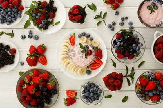 希腊酸奶新鲜草莓树莓蓝莓和香蕉水果图片