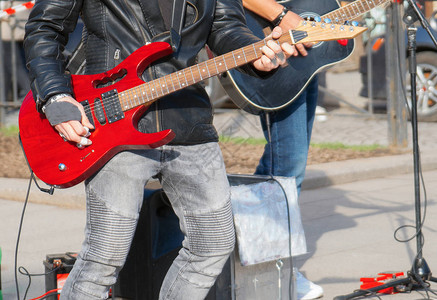 街头音乐家用吉他演奏图片