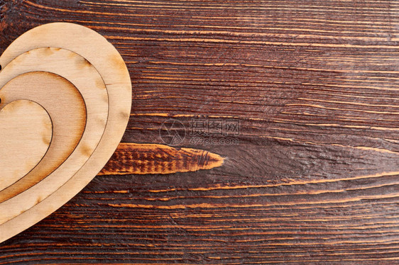 带纹理的木制背景上的木心用于剪纸和复制空间的胶合板图片