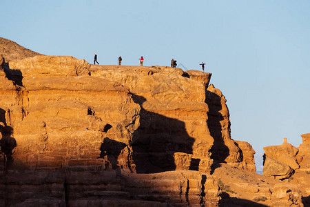 观光客在哈萨克斯坦Charyn峡谷背景图片