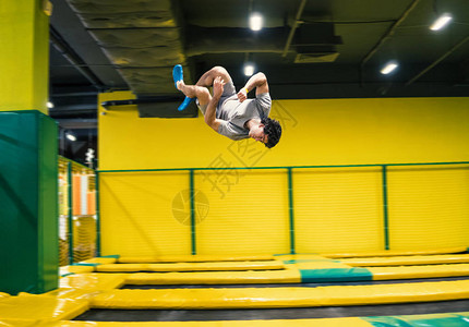 蹦床上跳跃者进行复杂的技操练在蹦图片
