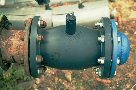 中央热蒸汽加热系统修复后带球阀的管道用绝热材料覆盖的钢管带螺栓图片
