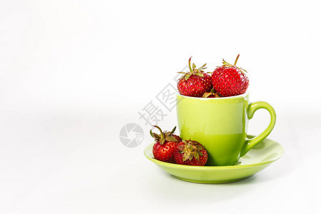 绿色杯子和酱汁中的新鲜多汁草莓白图片