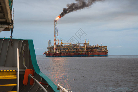 FPSO油轮在离岸石油和天然气工业的LiopleRig平台附近的FPSO油轮图片