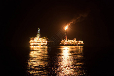 石油钻井平台附近FPSO油轮的夜景海洋石油和天然气工业海油生产和储存耀斑图片