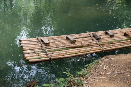 竹筏是一种水上旅行的方式人类自古图片