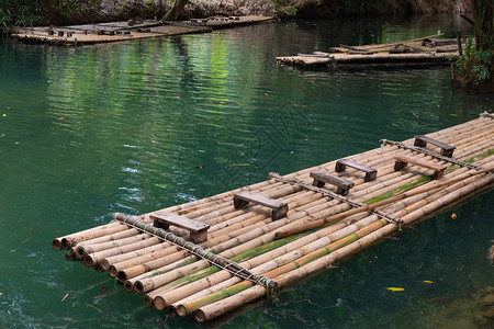 竹筏是一种水上旅行的方式人类自古背景图片