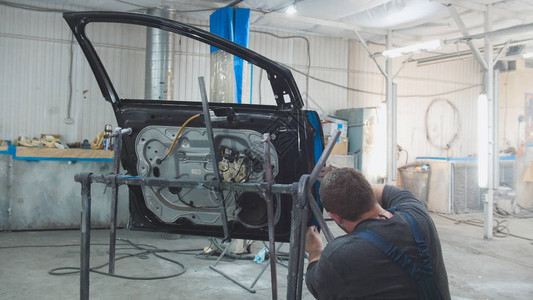 汽车维修机械设备修理SUV的图片