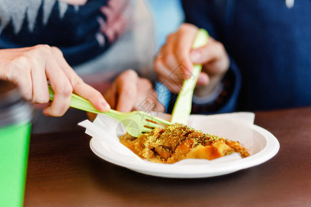 在快餐店吃甜点果仁蜜饼的女人图片