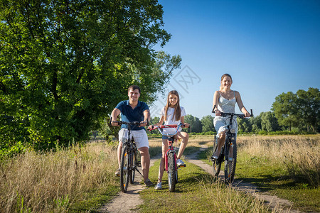 家庭在农村公路上骑自行图片
