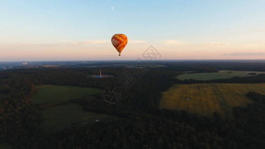 鸟瞰图热气球在美丽的天空和日落的乡村田野上空气球剪影与日出图片