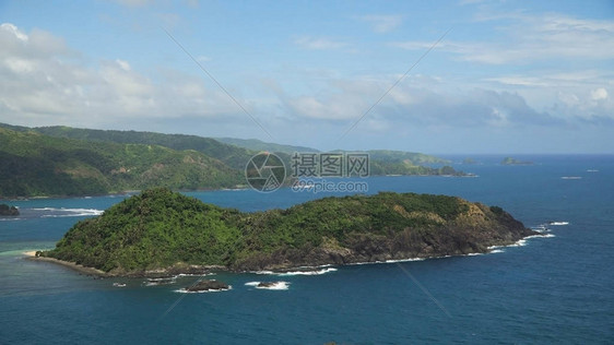 具有山脉和热带雨林的主题岛屿图片