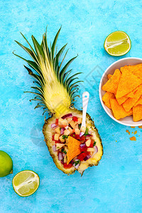 菠萝沙萨在菠萝贝壳里服务夏季可爱的食品概图片