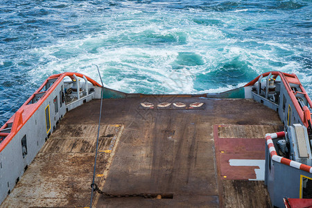 AHTS船在牵引Ocene拖网作业期间图片