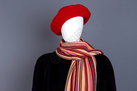 红贝雷帽黑外套和条纹围巾图片