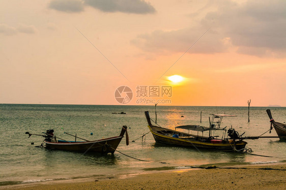 泰国小渔船的日落风景与图片