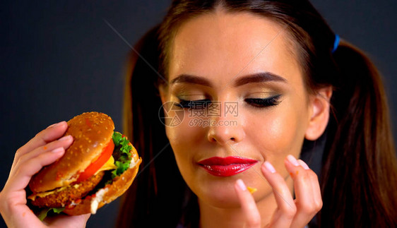 女人吃汉堡女孩想吃汉堡学生吃快餐胃口好的人肖像有贪婪的晚餐美味的三明治如图片