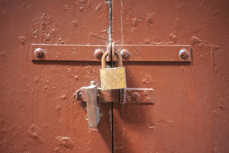 木棕色门背景上锁有两把挂锁时钟入口提供安全和隐私请仔图片