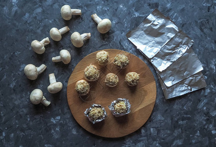 酿蘑菇用蘑菇烹饪美味的素食图片