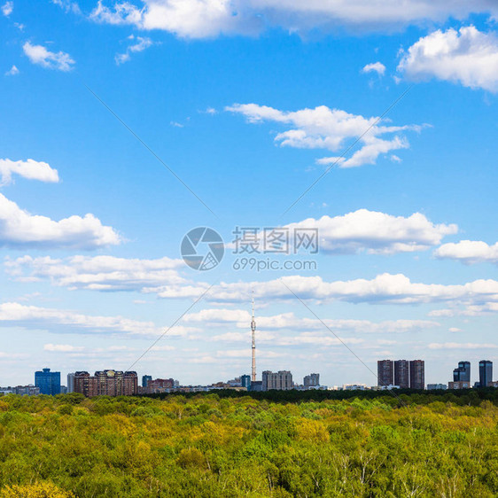 位于莫斯科市Timiryazevsky公园绿林附近的蓝天下住宅区景色图片