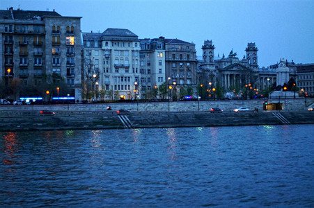 河流沿岸的夜景图片