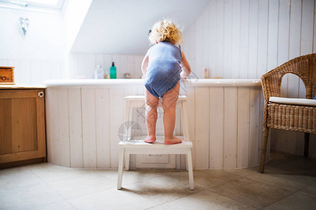 小孩进浴缸家庭事故浴室危险情况后视镜图片